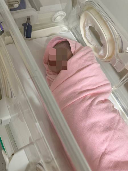 분홍색 싸개에 돌돌 싸여서 나온, 떵님이와 처음 만난 순간. 우렁찬 울음 소릴 들으며 아내는 저도 모르게 수술실에서 눈물이 났다고 했다. 세상의 좋은 장면들을, 벅찬 이야기들을 많이 들려주고 싶단 마음. 처음 마주한 생명은 실은 어색하고 낯설기도 했다. 아빠가 이미 됐지만, 그보다 아빠는 되어가는 거였다는 걸./사진=눈은 언제 뜨나 궁금했던 남형도 기자