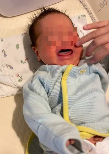 기저귀를 갈며 한껏 우는 떵님이. 귀가 얼마나 트였는지, 아주 짧게 우는 것마저 촘촘하게 다 들렸다. 잠귀가 그렇게 어두웠었는데도. 신생아 때는 배우 이계인 목소리로 끄으으응, 끄으응, 하고 반복해서 내고, 용트림을 하고. 그러느라 밤잠을 거의 설쳤다. 우는 모습을 찍은 사진은 귀하다. 사진을 찍을 정신 자체가 없기 때문에./사진=금방 갈아줄게, 다했어~하고 거짓말하면서 진땀을 빼는 남형도 기자