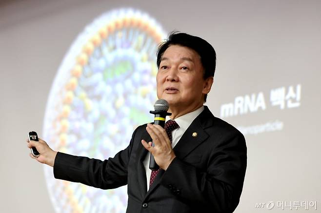 [대구=뉴시스] 이무열 기자 = 안철수 국민의힘 의원이 12일 대구 북구 경북대학교 글로벌플라자 경하홀에서 ‘대한민국의 미래’를 주제로 특강을 하고 있다. 2025.03.12. lmy@newsis.com /사진=이무열