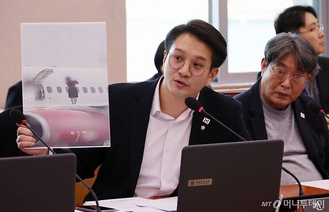 [서울=뉴시스] 조성우 기자 = 전용기 더불어민주당 의원이 18일 오후 서울 여의도 국회에서 열린 국토교통위원회 전체회의에서 이스타항공 승무원들이 청주공항에서 비상구 문을 열고 항공기 날개 위에 올라 사진을 찍은 것과 관련해 박상우 국토교통부 장관에게 질의하고 있다. 2025.02.18. xconfind@newsis.com /사진=조성우