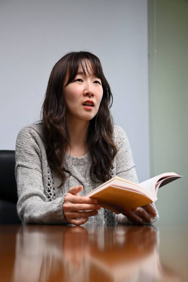 백수린 작가가 최근 문화일보와의 인터뷰에서 소설집 ‘봄 밤의 모든 것’에 대해 이야기하고 있다.  문호남 기자