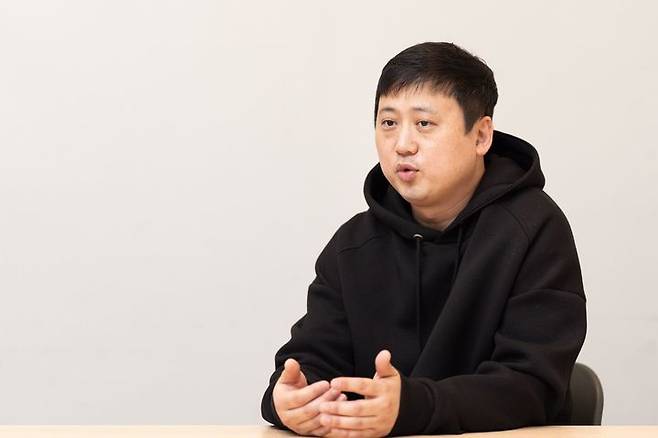 박성우 자비스앤빌런즈 최고기술책임자(CTO)가  'AWS 유니콘데이 2025'에서 진행된 인터뷰에서 기자 질문에 답하고 있다.(사진=AWS코리아 제공)  *재판매 및 DB 금지