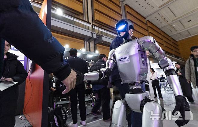 [서울=뉴시스] 김근수 기자 = 11일 서울 강남구 코엑스에서 열린 글로벌 스타트업 페스티벌 ‘컴업(COMEUP) 2024’에서 해외 한 스타트업 부스에서 휴머노이드 로봇이 관람객들과 인사하고 있다.  2024.12.11. ks@newsis.com