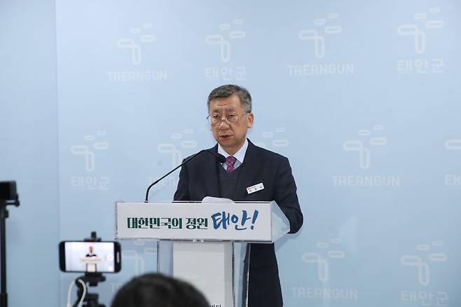 [태안=뉴시스] 박준서 태안군 재무과장이 19일 군청 브리핑실에서 청사 건립과 관련해 재무과 정례브리핑을 하고 있다. (사진=태안군 제공) 2025.03.19. photo@newsis.com  *재판매 및 DB 금지