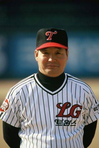[서울=뉴시스] 지난 1994년 LG 트윈스의 우승을 이끌었던 이광환 전 감독이 오는 22일 LG의 홈 개막전을 맞아 시구에 나선다. (사진=LG 트윈스 제공) 2025.03.19. *재판매 및 DB 금지