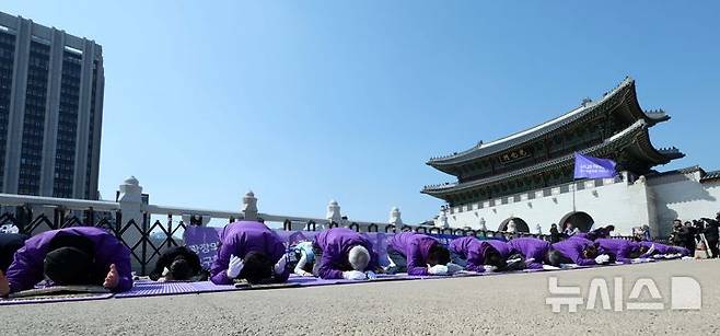 [서울=뉴시스] 고범준 기자 = 10.29 이태원 참사 유가족협의회, 시민대책회의 관계자들이 19일 서울 종로구 광화문 월대 옆에서 윤석열 대통령 파면 기원 159배를 하고 있다. 2025.03.19. bjko@newsis.com
