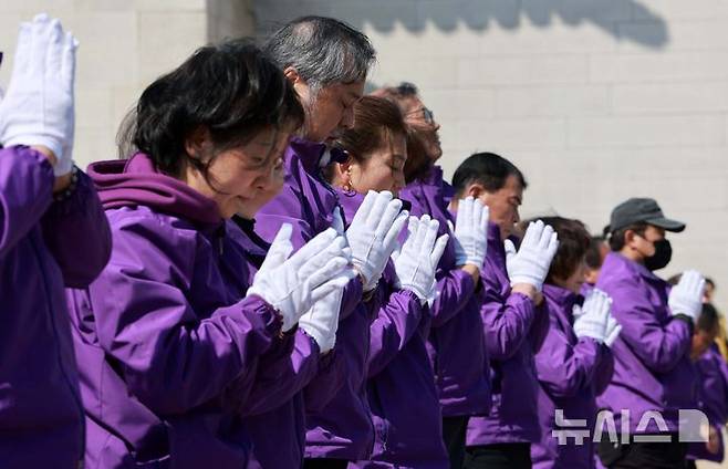 [서울=뉴시스] 고범준 기자 = 10.29 이태원 참사 유가족협의회, 시민대책회의 관계자들이 19일 서울 종로구 광화문 월대 옆에서 윤석열 대통령 파면 기원 159배를 하고 있다. 2025.03.19. bjko@newsis.com
