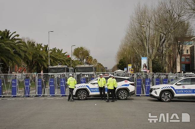 [이스탄불(튀르키예)=AP/뉴시스]튀르키예 경찰이 19일 에크렘 이마모울루 이스탄불 시장을 체포한 후 그가 이송될 것으로 보이는 바탄 보안부서로 이르는 도로를 차단하고 있다. 튀르키예 경찰은 19일 부패와 테러와의 연관성에 대한 조사의 일환으로 인기있는 야당 지도자이자 레제프 타이이프 에르도안 대통령의 핵심 경쟁자인 이스탄불 시장과 몇몇 다른 저명한 인사들을 체포, 야당과 반대 목소리에 대한 정부의 탄압을 크게 강화했다. 2025.03.19.