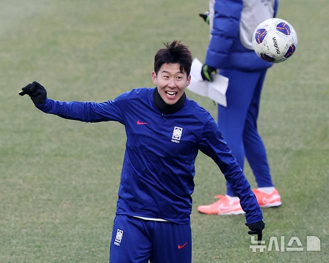 [고양=뉴시스] 김진아 기자 = 대한민국 축구대표팀 손흥민과 선수들이 19일 경기 고양종합운동장에서 3월 A매치 대비 훈련을 하고 있다.  한국은 오는 20일 고양종합운동장에서 오만과 2026 국제축구연맹(FIFA) 북중미 월드컵 아시아 지역 3차 예선 7차전을 치른 뒤, 25일 수원월드컵경기장에서 요르단과 8차전을 갖는다. 2025.03.19. bluesoda@newsis.com