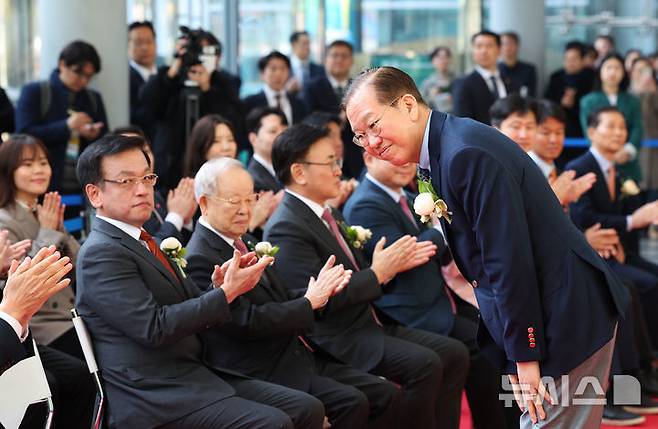 [서울=뉴시스] 최진석 기자 = 권영세 국민의힘 비상대책위원장이 19일 서울 서초구 aT센터에서 열린 2025 대한민국 채용박람회 개막식에서 참석자들에게 인사하고 있다. 왼쪽부터 최상목 대통령 권한대행 부총리 겸 기획재정부 장관, 손경식 한국경영자총협회 회장, 유상임 과학기술정보통신부 장관. 2025.03.19. myjs@newsis.com