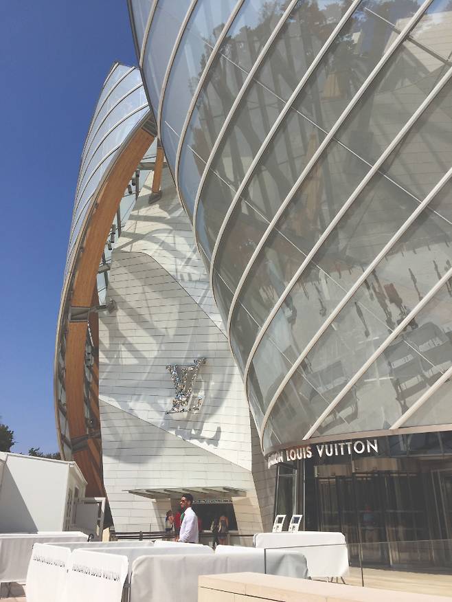 저자인 함혜리 컬처램프 발행인이 직접 찍은, 세계적 건축가 프랭크 게리가 디자인한 류이뷔통 재단 미술관의 화려한 외관. 파람북 제공