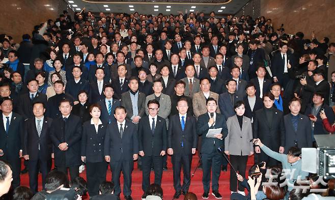 지난해 12월 14일 오후 더불어민주당 이재명 대표와 의원들이 윤석열 대통령 탄핵소추안이 가결된 뒤 국회 본회의장을 나와 인사하고 있다. 황진환 기자