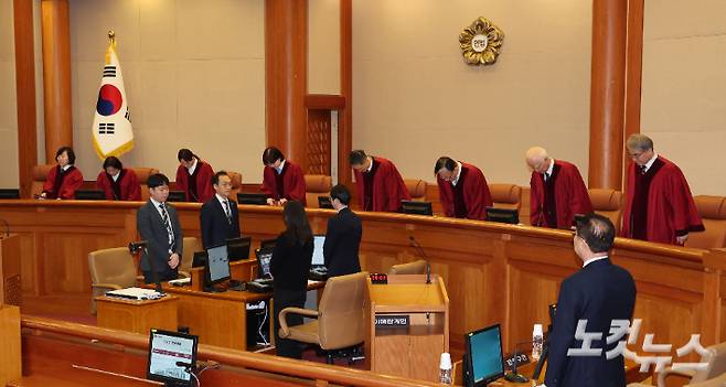 서울 종로구 헌법재판소 대심판정에서 문형배 헌법재판소장 직무대행 등 재판관들이 입장해 목례하고 있다. 류영주 기자