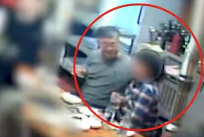 폭행 장면이 담긴 CCTV 영상 화면 캡처. 전국언론노조 인천투데이지부 제공
