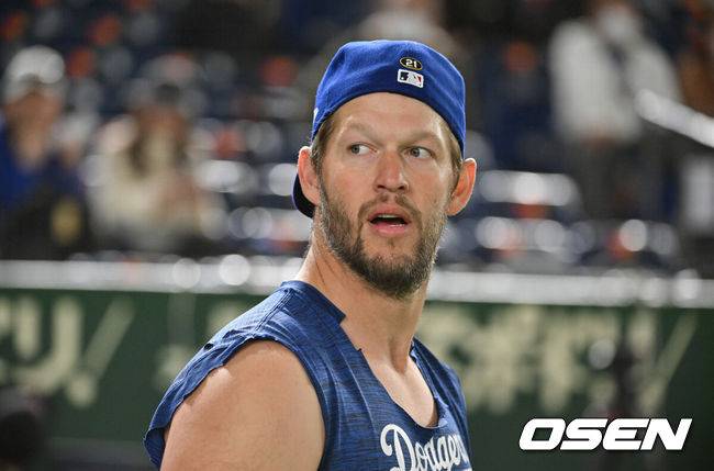 [OSEN=도쿄(일본), 박준형 기자] 18일 오후 일본 도쿄돔에서 메이저리그 공식 개막전 2025 도쿄시리즈 LA 다저스와 시카고 컵스의 경기가 진행된다.이번 도쿄시리즈가 기존 해외시리즈에 비해 더 큰 관심을 모으고 있는 것은 역시 LA 다저스와 시카고 컵스에 있는 일본 선수들 때문. LA 다저스에는 메이저리그 최고 슈퍼스타 오타니 쇼헤이를 비롯해 야마모토 요시노부와 사사키 로키가 있다. 또 시카고 컵스에는 이마나가 쇼타, 스즈키 세이야가 있다.   경기 앞서 다저스 커쇼가 훈련을 나서고 있다. 2025.03.18 / soul1014@osen.co.kr