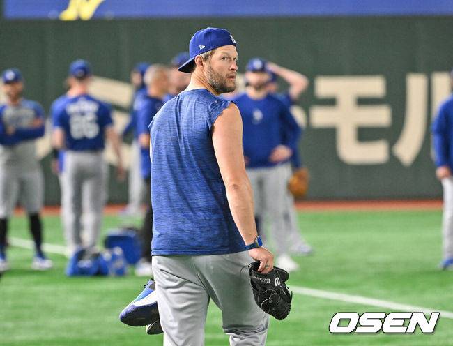 [OSEN=도쿄(일본)박준형 기자] 18일 오후 일본 도쿄돔에서 메이저리그 공식 개막전 2025 도쿄시리즈 LA 다저스와 시카고 컵스의 경기가 진행된다.이번 도쿄시리즈가 기존 해외시리즈에 비해 더 큰 관심을 모으고 있는 것은 역시 LA 다저스와 시카고 컵스에 있는 일본 선수들 때문. LA 다저스에는 메이저리그 최고 슈퍼스타 오타니 쇼헤이를 비롯해 야마모토 요시노부와 사사키 로키가 있다. 또 시카고 컵스에는 이마나가 쇼타, 스즈키 세이야가 있다.   경기 앞서 다저스 커쇼가 훈련을 나서고 있다. 2025.03.18 / soul1014@osen.co.kr