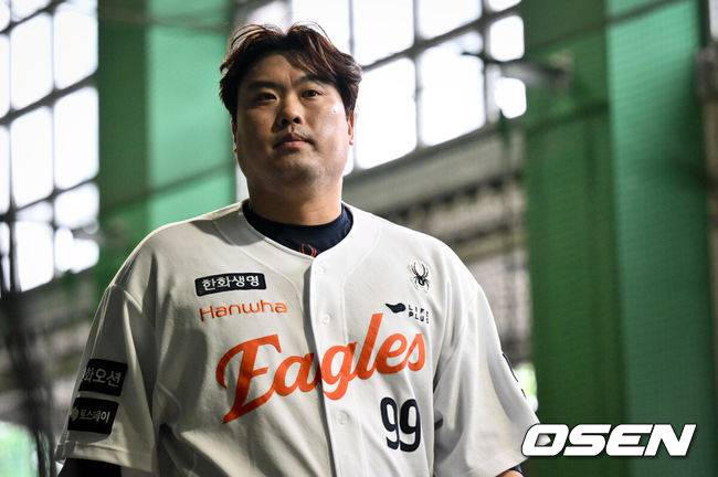 [OSEN=조은정 기자]&nbsp;한화 류현진이 불펜피칭을 마친 뒤 불펜장을 나서고 있다. 2025.02.23 /cej@osen.co.kr
