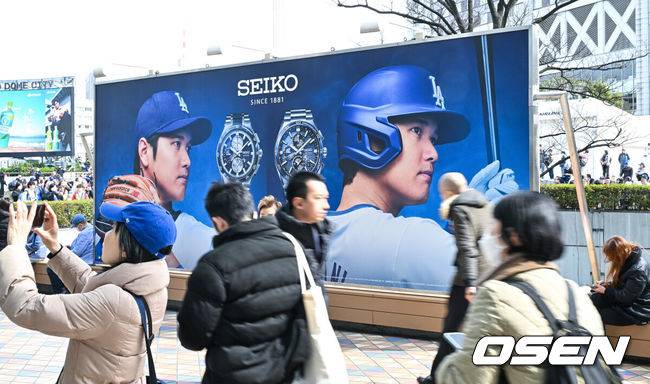 [OSEN=도쿄(일본)박준형 기자] 18일 오후 일본 도쿄돔에서 메이저리그 공식 개막전 2025 도쿄시리즈 LA 다저스와 시카고 컵스의 경기가 진행된다.이번 도쿄시리즈가 기존 해외시리즈에 비해 더 큰 관심을 모으고 있는 것은 역시 LA 다저스와 시카고 컵스에 있는 일본 선수들 때문. LA 다저스에는 메이저리그 최고 슈퍼스타 오타니 쇼헤이를 비롯해 야마모토 요시노부와 사사키 로키가 있다. 또 시카고 컵스에는 이마나가 쇼타, 스즈키 세이야가 있다.   오타니 광고판이 도쿄돔 근처 설치되어 있다.   2025.03.18 / soul1014@osen.co.kr