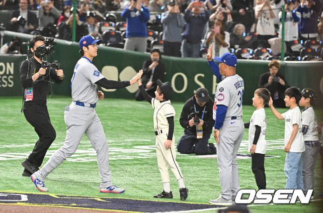 [OSEN=도쿄(일본), 박준형 기자] 18일 오후 일본 도쿄돔에서 메이저리그 공식 개막전 2025 도쿄시리즈 LA 다저스와 시카고 컵스의 경기가 진행됐다. 이번 도쿄시리즈가 기존 해외시리즈에 비해 더 큰 관심을 모으고 있는 것은 역시 LA 다저스와 시카고 컵스에 있는 일본 선수들 때문. LA 다저스에는 메이저리그 최고 슈퍼스타 오타니 쇼헤이를 비롯해 야마모토 요시노부와 사사키 로키가 있다. 또 시카고 컵스에는 이마나가 쇼타, 스즈키 세이야가 있다.   경기에 앞서 LA다저스 오타니가 입장하고 있다.  2025.03.18 / soul1014@osen.co.kr