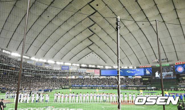 [OSEN=도쿄(일본), 박준형 기자] 18일 오후 일본 도쿄돔에서 메이저리그 공식 개막전 2025 도쿄시리즈 LA 다저스와 시카고 컵스의 경기가 진행됐다이번 도쿄시리즈가 기존 해외시리즈에 비해 더 큰 관심을 모으고 있는 것은 역시 LA 다저스와 시카고 컵스에 있는 일본 선수들 때문. LA 다저스에는 메이저리그 최고 슈퍼스타 오타니 쇼헤이를 비롯해 야마모토 요시노부와 사사키 로키가 있다. 또 시카고 컵스에는 이마나가 쇼타, 스즈키 세이야가 있다.   식전행사가 진행되고 있다 .      2025.03.18 / soul1014@osen.co.kr