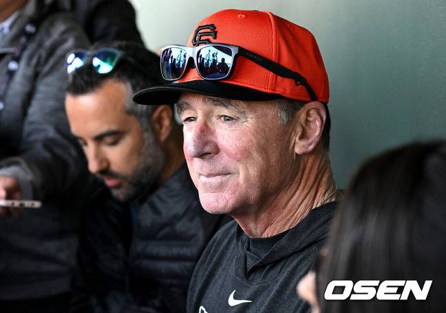 [OSEN=애리조나(미국), 이대선 기자] 16일(한국시간) 미국 애리조나주 스코츠데일 스타디움에서 2025 메이저리그 샌프란시스코 자이언츠의 스프링캠프가 진행됐다.샌프란시스코는 오는 23일 텍사스 레인저스와의 시범경기를 시작으로 2025시즌 준비에 돌입한다. 8개월 가량 재활을 마친 이정후는 이제 메이저리그 데뷔 2년차 시즌을 준비한다. 샌프란시스코 자이언츠 밥 멜빈 감독이 인터뷰를 하고 있다. 2025.02.15 / sunday@osen.co.kr