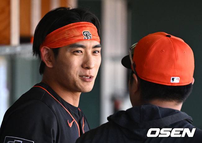 [OSEN=애리조나(미국), 이대선 기자] 25일(한국시간) 미국 애리조나주 스코츠데일 스타디움에서 2025 메이저리그 시범경기 샌프란시스코 자이언츠와 콜로라도 로키스의 경기가 열렸다.8개월 가량 재활을 마친 샌프란시스코 자이언츠 이정후는 이제 메이저리그 데뷔 2년차 시즌을 준비한다. 1회말 2사 샌프란시스코 자이언츠 이정후가 우월 솔로 홈런을 치고 더그아웃에서 통역 한동희 씨와 이야기를 나누고 있다. 2025.02.25 / sunday@osen.co.kr