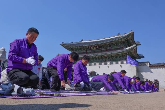 ▲10.29 이태원참사 유가족협의회·시민대책회의 관계자들이 19일 서울 종로구 광화문 월대 인근에서 윤석열 대통령 파면 기원 159배를 하고 있다. ⓒ연합뉴스