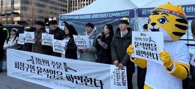 ▲ '윤석열 물어가는 범청년행동'은 3월 19일 서울 광화문 단식농성장 앞에서 '청년의 주문', "피청구인 윤석열을 파면한다"를 외쳤다. ⓒ윤석열즉각퇴진·사회대개혁 비상행동