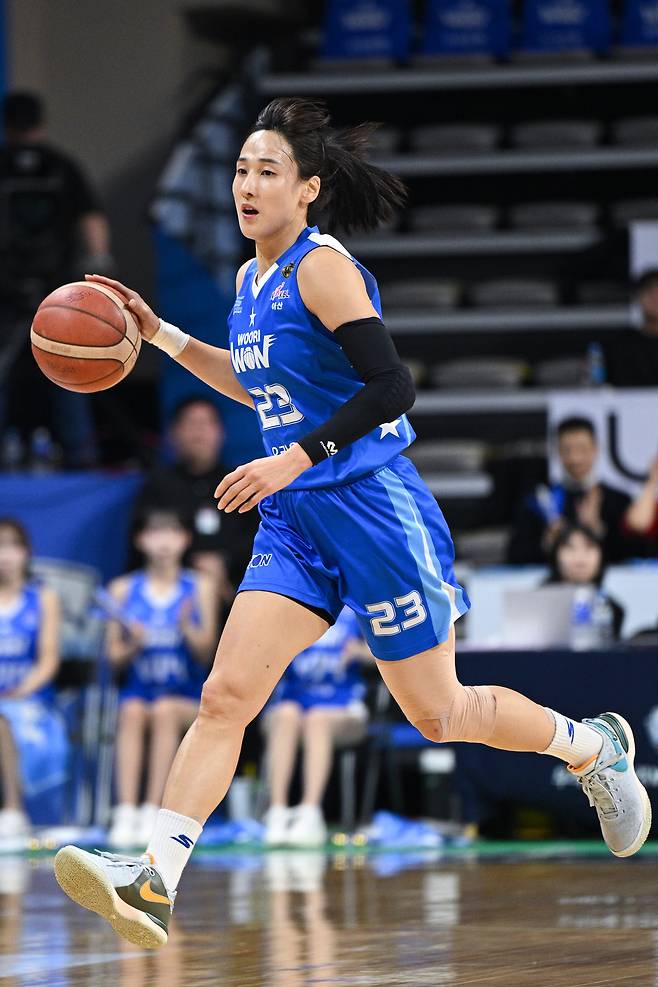 18일 충남 아산 이순신 체육관에서 열린 2024-2025 여자프로농구 챔피언결정전 2차전 아산 우리은행과 부산 BNK의 경기. 우리은행 김단비가 돌파하고 있다. 연합뉴스