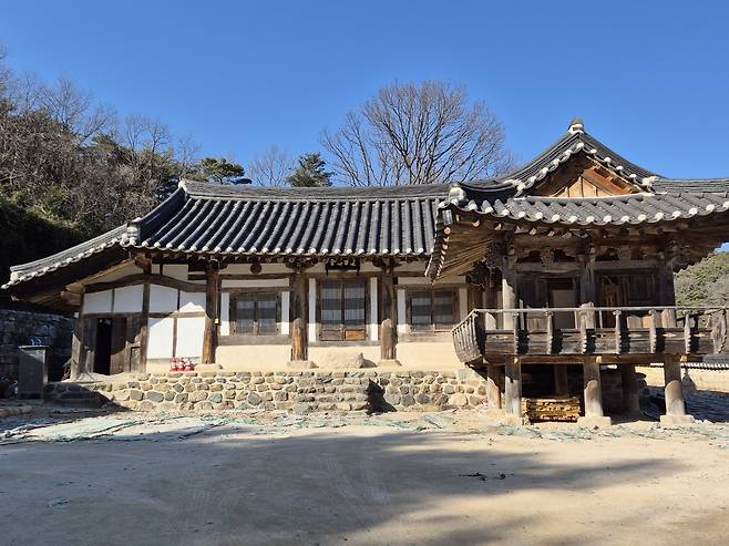 회재 이언적 선생의 묘소에 제사를 지낼때 사용하는 재실인 달전재사.