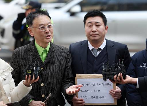 고 김새론 유족 측 권영찬 한국연예인자살예방협회 소장(왼쪽)과 법률대리인인&nbsp;부지석 변호사가 지난 17일 서울 종로구 서울경찰청 민원실 앞에서 유튜버 A씨에 대한 고소장 제출 기자회견을 열고 있다. 뉴시스