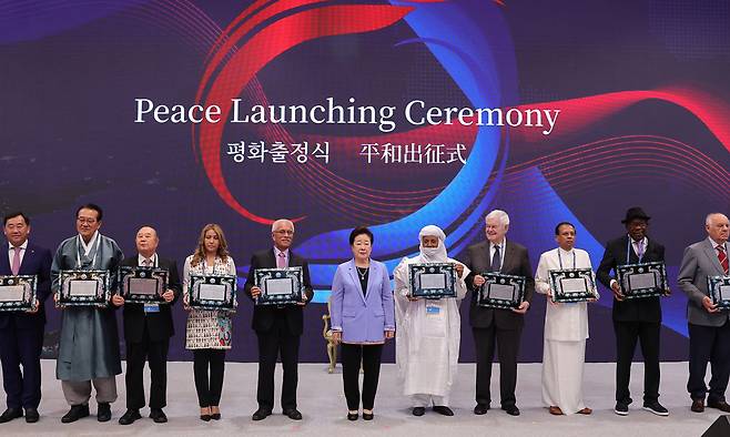 세계평화통일가정연합 한학자 총재(가운데)가 월드 서밋 2023 개회식에서 세계원로회 임명장을 수여한 뒤 대륙별 대표자와 기념촬영을 하고 있다.