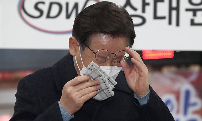 지난 2022년 1월 24일 이재명 당시 더불어민주당 대선 후보가 경기도 성남시 중원구 상대원시장에서 열린 '매타버스' 성남, 민심속으로! 행사에서 즉석 연설 도중 가족 얘기를 하다 눈물을 닦고 있다. 국회사진기자단