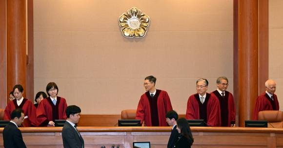 12·3 비상계엄에 가담했다는 의혹을 받는 박성재 법무부 장관에 대한 탄핵소추 1차 변론이 열린 18일 서울 종로구 헌법재판소 대심판정에 헌법재판관들이 들어서고 있다. 헌재는 윤석열 대통령 탄핵심판의 결론을 두고 ﻿숙고를 거듭하고 있다. 뉴스1