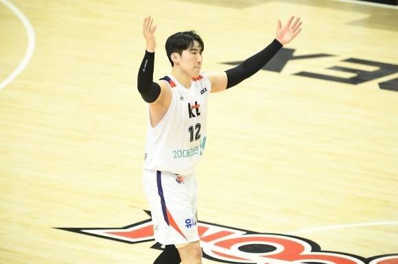 수원 kt 문정현이 16일 수원 케이티소닉붐아레나에서 열린 2024~25 프로농구 정규시즌 창원 LG와의 홈 경기에서 동료의 득점에 기뻐하고 있다. KBL 제공