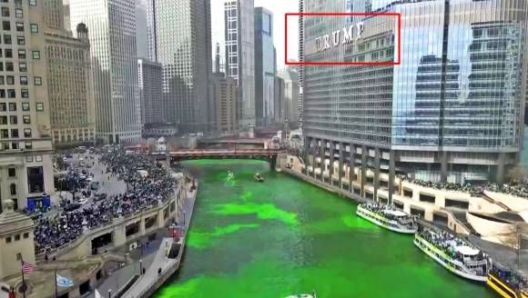 15일(현지시간) 미국 일리노이주 ‘트럼프 인터내셔널 호텔 앤드 타워’ 앞 시카고강이 ‘성 패트릭의 날’(St. Patrick‘s Day)을 맞아 초록색으로 바뀌어 있다. 강물 옆으로 트럼프 타워에 내걸린 6m 높이의 스테인리스 스틸 간판 ‘TRUMP’가 보인다.  2025.3.15 엑스