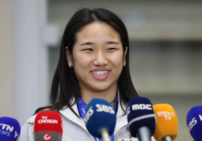 안세영이 18일 인천국제공항 2터미널을 통해 귀국한 뒤 인터뷰하고 있다.  인천공항 | 연합뉴스