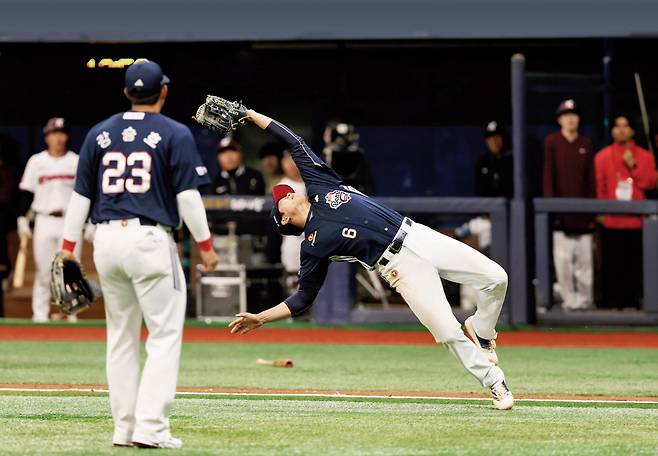 두산 오명진이 지난 15일 고척스카이돔에서 열린 키움과의 시범경기에서 날아오는 타구를 잡고 있다. 두산 베어스 제공