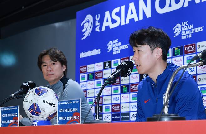 한국 축구 대표팀 손흥민(오른쪽)이 2026 북중미 월드컵 아시아지역 3차 예선 B조 7차전 오만전을 하루 앞둔 19일 경기도 고양종합운동장에서 취재진 질문에 답하고 있다. 왼쪽은 홍명보 감독. 연합뉴스