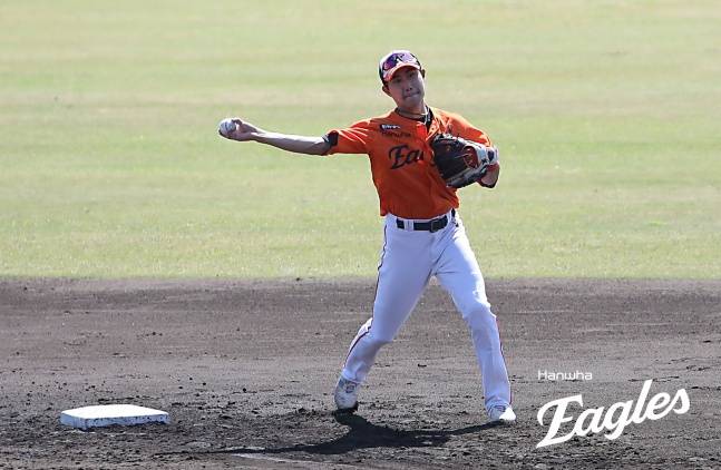 한화 유격수 심우준이 송구하고 있다. /사진=한화 이글스 제공