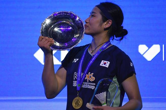 안세영이 17일 영국 버밍엄에서 열린 전영오픈 배드민턴 여자 단식 결승에서 중국 대표 왕즈이를 게임스코어 2-1로 누르고 우승을 차지했다. 안세영이 우승 후 포즈를 취하고 있다. AP연합뉴스