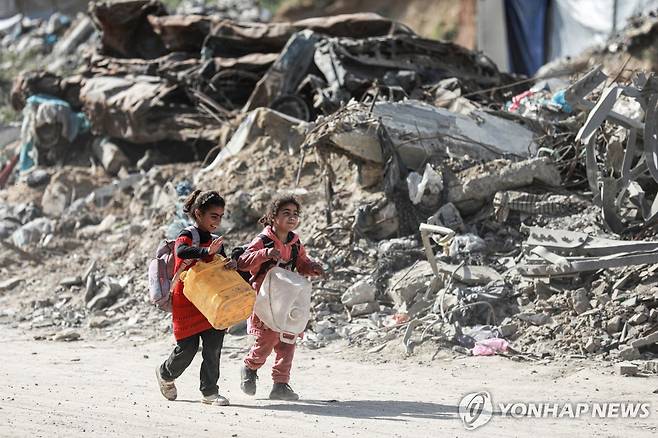 가자지구 주민 또 피란길 (베이트라히야 로이터=연합뉴스) 18일(현지시간) 가자지구 북부 팔레스타인 주민들이 이스라엘군 공습 후 다시 피란길에 오르고 있다. 2025.3.18 photo@yna.co.kr