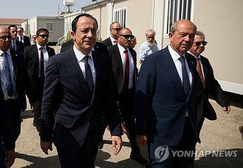 남북 키프로스의 니코스 크리스토두리데스 대통령(좌)과 에르신 타타르 대통령(우) [로이터 연합뉴스 자료 사진. 재판매 및 DB 금지]