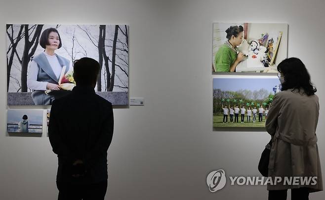 생명 나눔의 기록들, 사진전 '장미-찬미' 열려 (서울=연합뉴스) 류효림 기자 = 2023년 5월 11일 서울 중구 순화동 아트스페이스 선에서 열린 특별 사진전 '장미-찬미' 개막식에서 참석자들이 전시된 사진을 살펴보고 있다. 2023.5.11 ryousanta@yna.co.kr