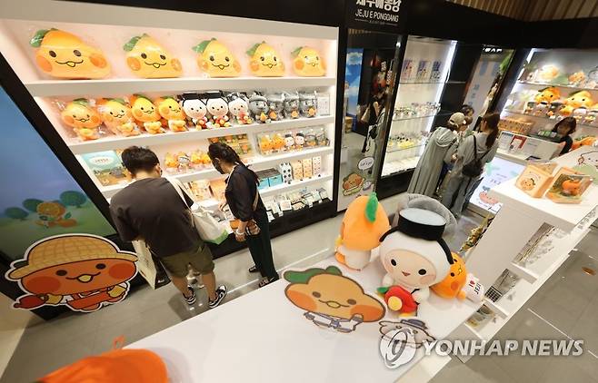 중국 관광객 제주에 퐁당 (제주=연합뉴스) 2023년 8월 11일 오후 제주 신라면세점 제주 토산품 판매대에 중국인 개별관광객들이 쇼핑하고 있다. [연합뉴스 자료사진]