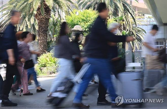 관광객으로 붐비는 제주공항 [연합뉴스 자료사진]