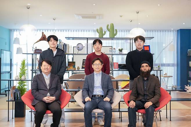 연구진 모습 앞줄 왼쪽부터 반시계 방향으로 UNIST 김동석 교수, 김봉수 교수, 제1저자 샤히드 아민 박사, 이영완 연구원, 제1저자 손중건 연구원, 제1저자 이동민 연구원. [울산과학기술원 제공. 재판매 및 DB 금지]