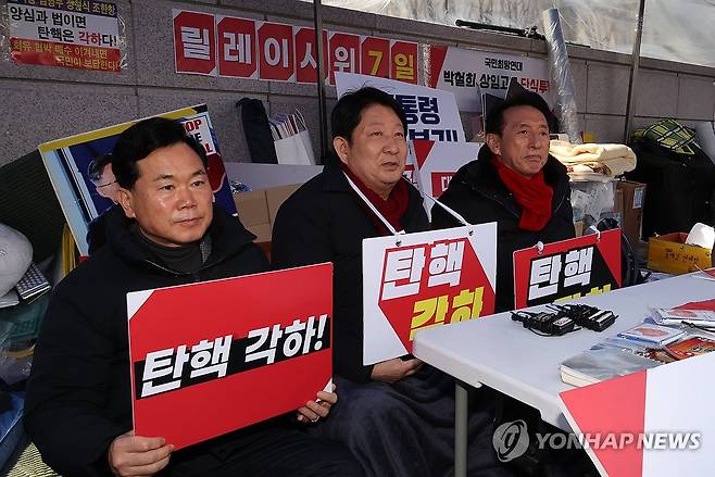 탄핵 각하 릴레이 시위하는 국민의힘 의원들 (서울=연합뉴스) 이진욱 기자 = 헌법재판소의 윤석열 대통령 탄핵 심판 선고가 임박한 가운데 17일 서울 종로구 헌법재판소 앞에서 국민의힘 김승수(왼쪽부터),권영진,김석기 의원이 탄핵 각하를 촉구하며 릴레이 시위를 이어가고 있다. 2025.3.17 cityboy@yna.co.kr