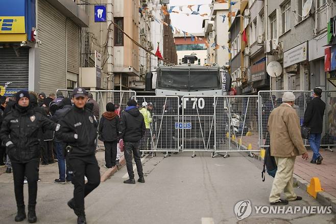 이스탄불 시내 봉쇄 (이스탄불 AP=연합뉴스) 튀르키예 경찰이 19일(현지시간) 오전 이스탄불 시내 거리를 막고 시위에 대비하고 있다. 2025.3.19 photo@yna.co.kr