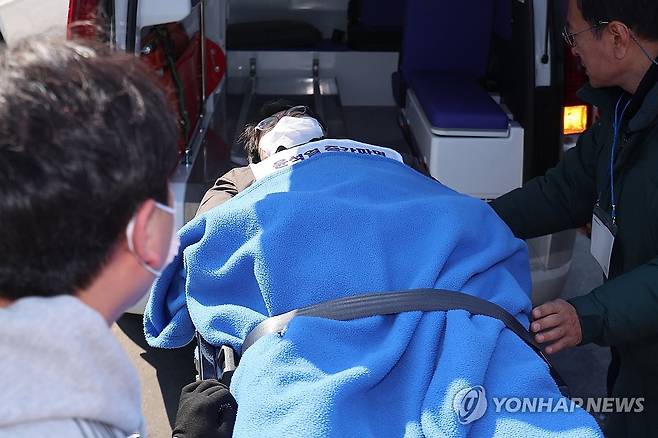 단식농성 중 병원 이송되는 진영종 대표 (서울=연합뉴스) 서대연 기자 = 윤석열 즉각파면을 촉구하는 비상행동 공동의장단 단식 농성이 12일째로 접어든 19일 서울 종로구 광화문 인근에서 진영종 참여연대 공동대표가 건강 악화로 인해 병원으로 이송되고 있다. 2025.3.19 dwise@yna.co.kr